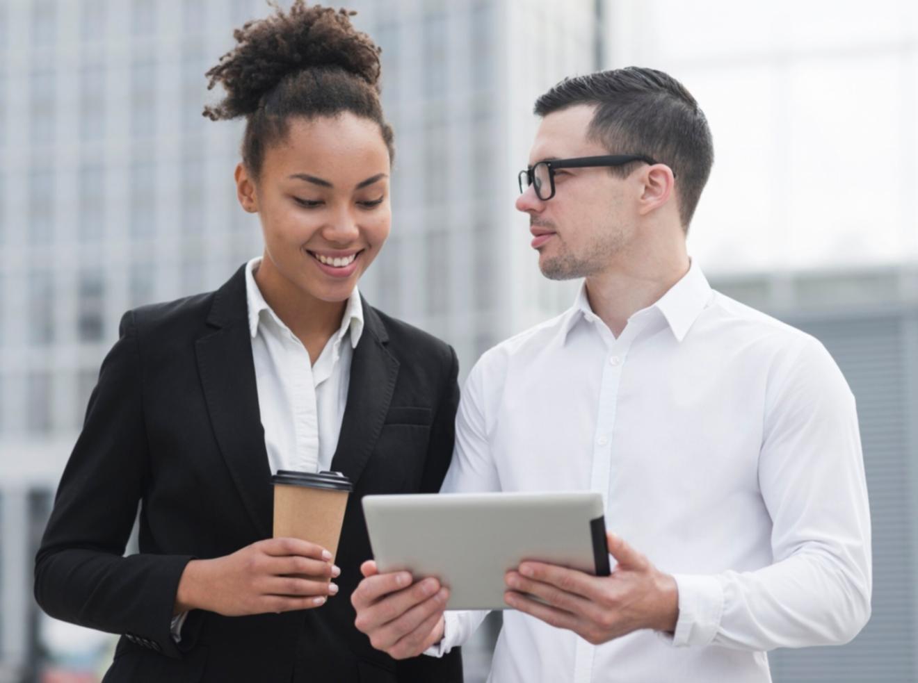Groupe de personnes collaborant sur des stratégies financières